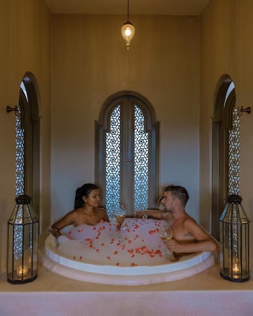 partie-inferieure-femme-dans-salle-bain_1048944-29581882